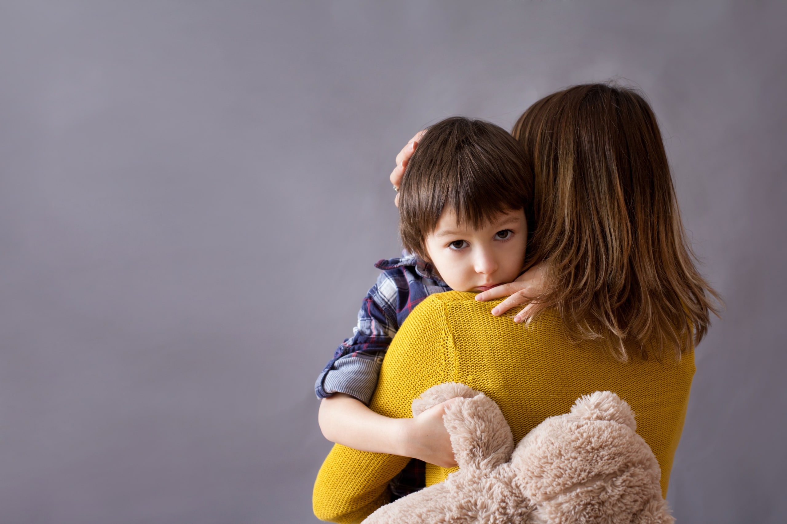 Sad kid. Женщина с ребенком. Родители и дети. Мать с ребенком. Объятия детей.